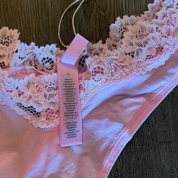 SKIMS Fits Everybody Lace
Scoop Bralette and Thong bundle Bubblegum color - Picture 10 of 13